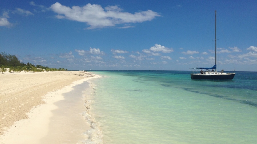 #playamaroma #lifeincaribbean #cancun #rivieramaya #turquoisesea #emptybeach #beachtips