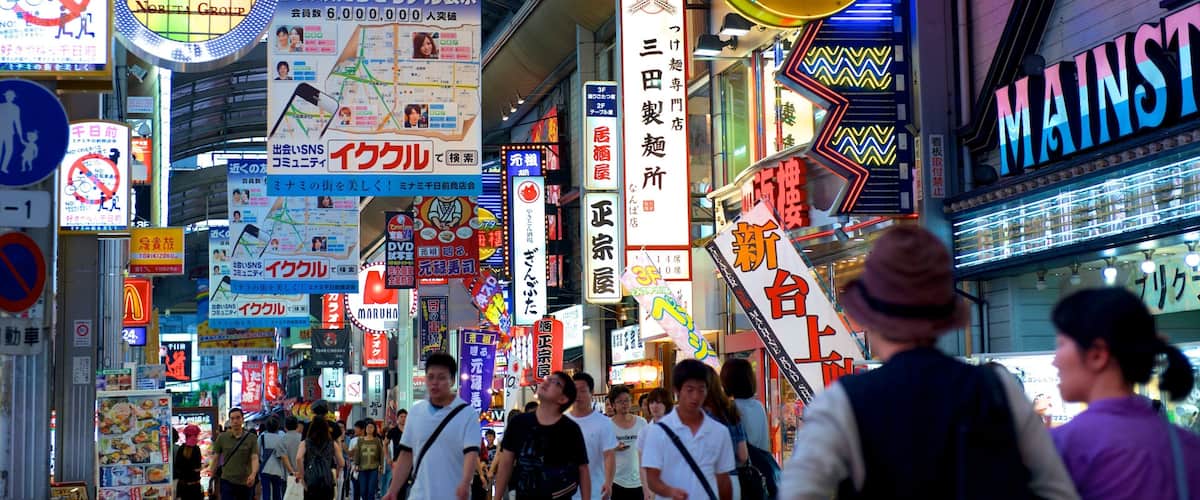 Namba trong đó bao gồm cảnh đường phố và thành phố cũng như nhóm lớn