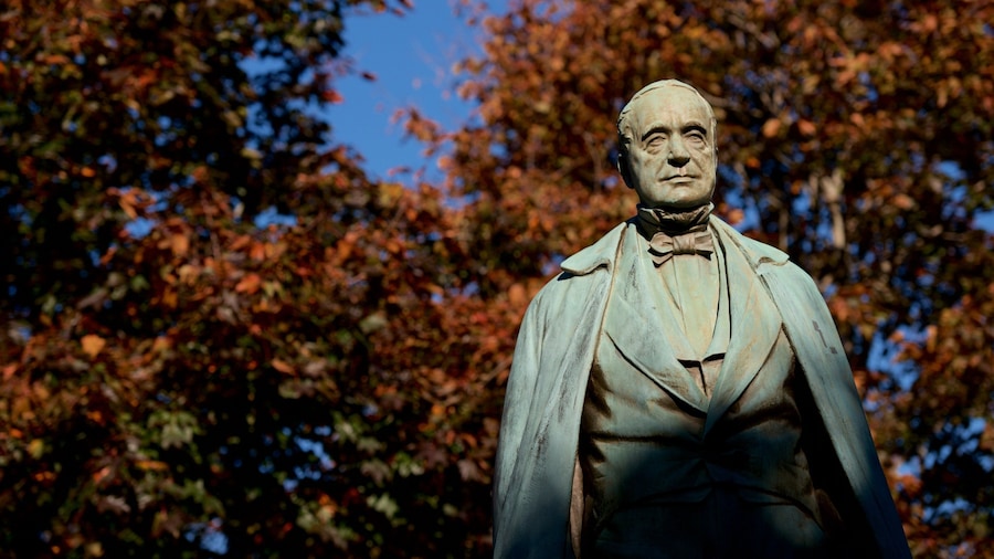 Bangor featuring a statue or sculpture