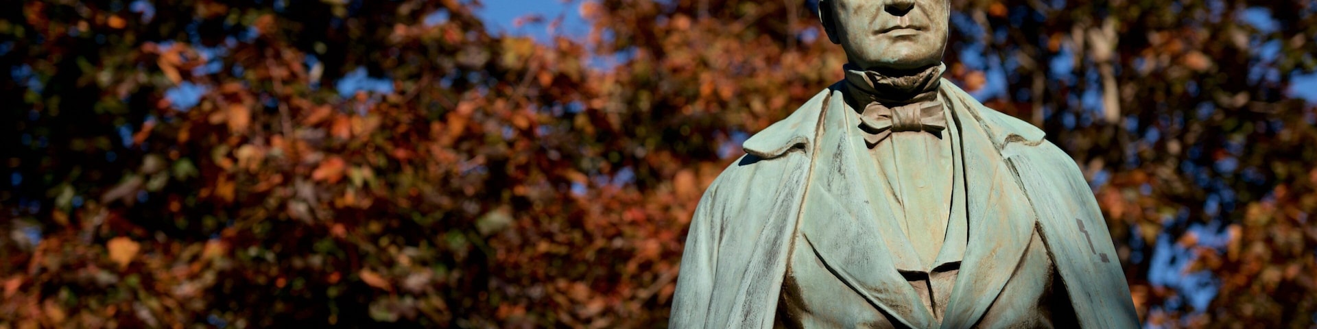 Bangor que incluye una estatua o escultura