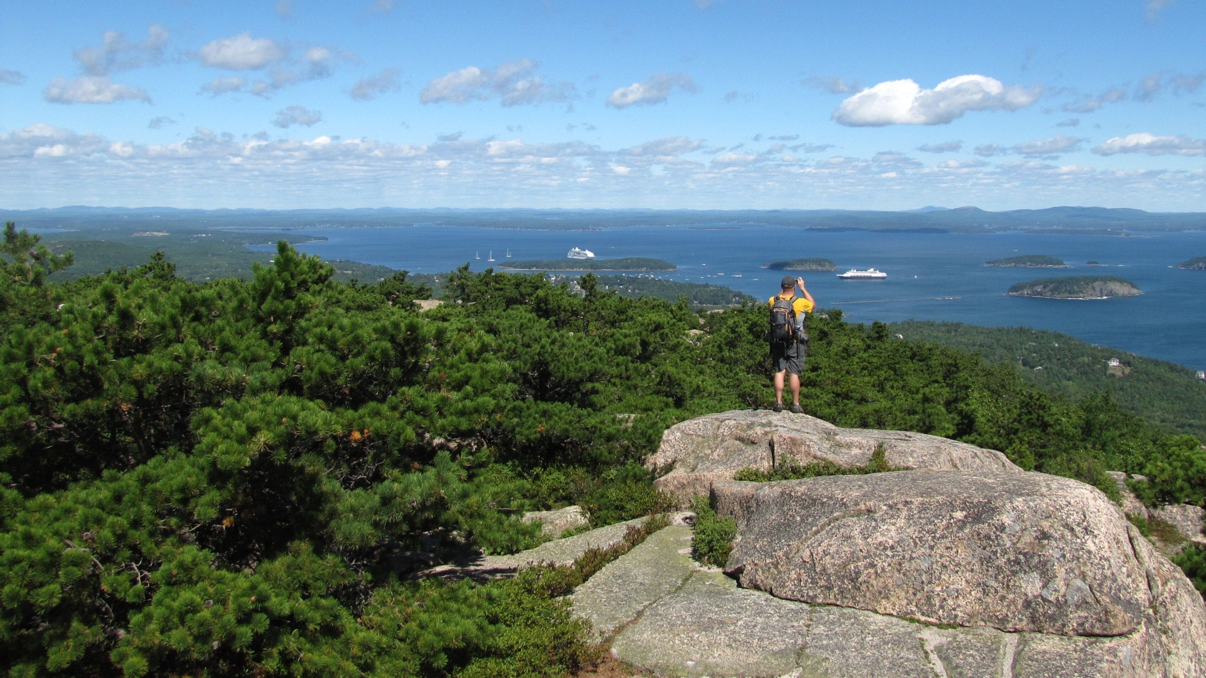 Bangor ofreciendo vistas generales de la costa y escenas forestales