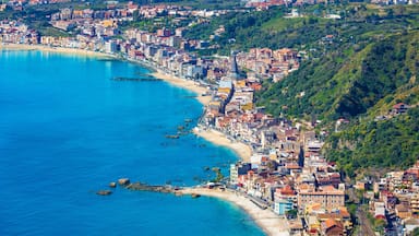 Une ville côtière dotée d’une plage, d’un centre urbain densément peuplé et d’un paysage vallonné.