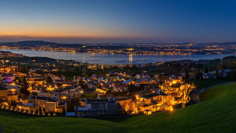 Feusisberg und Zürichsee bei Nacht mit Beleuchtung