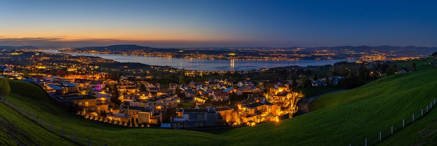 Feusisberg und Zürichsee bei Nacht mit Beleuchtung