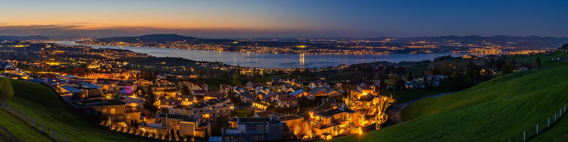 Feusisberg und Zürichsee bei Nacht mit Beleuchtung