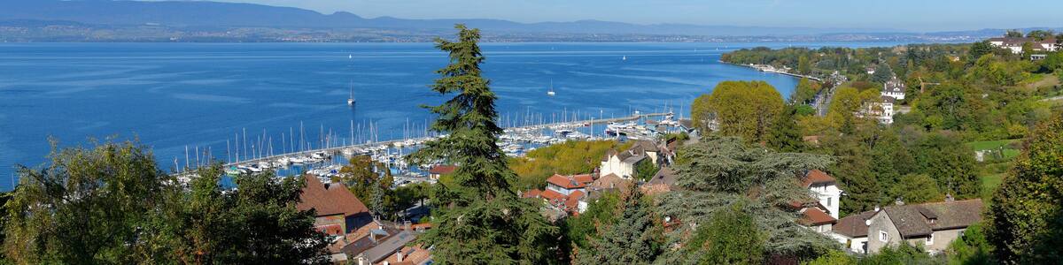 Vue sur le lac Léman depuis les hauteurs de la ville de Thonon-les-Bains en Haute-Savoie