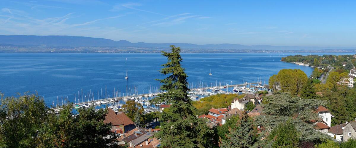 Vue sur le lac Léman depuis les hauteurs de la ville de Thonon-les-Bains en Haute-Savoie