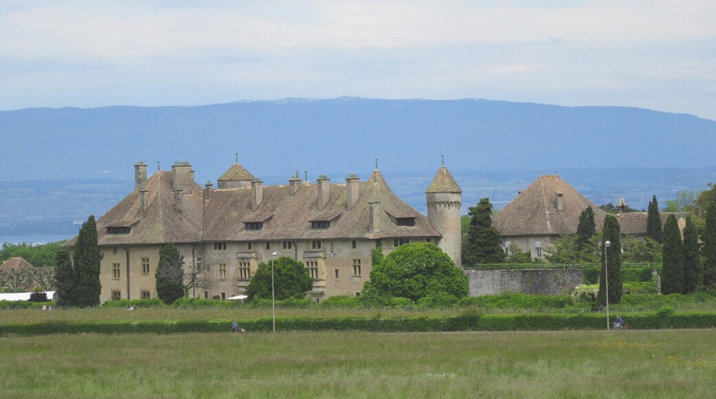 This building is indexed in the Base Mérimée, a database of architectural heritage maintained by the French Ministry of Culture, under the reference PA00118454 .