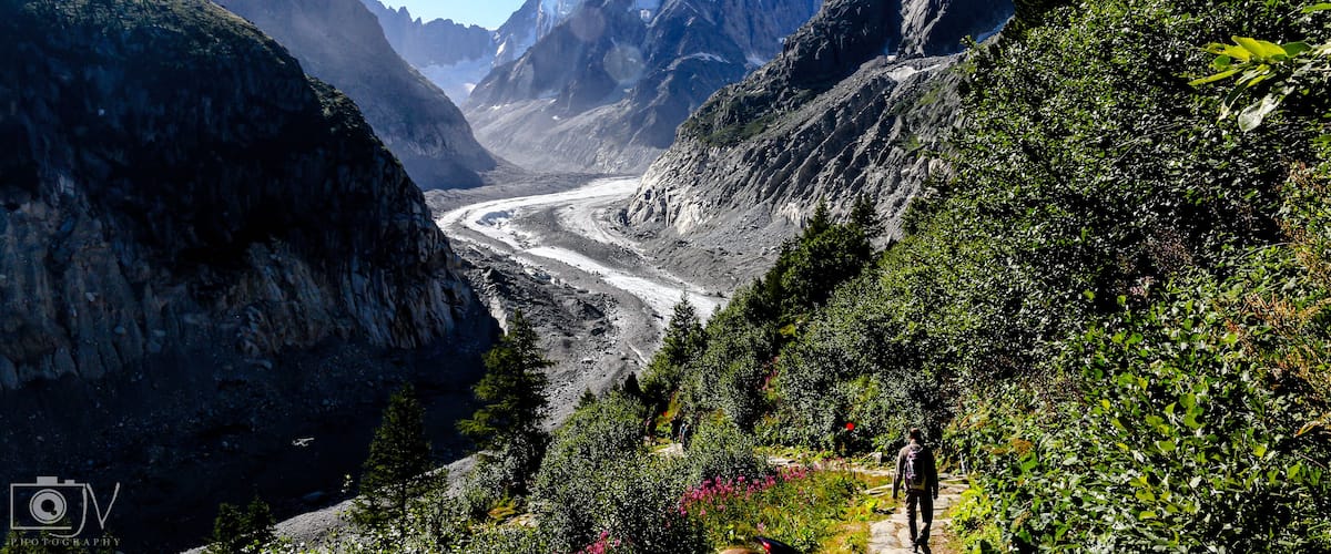 Mer De Glace.!! It once used to be a glacier over a hundred years ago.! Over time the glaciers have melted and has now become a valley and viewpoint for visitors coming from all over the world.! A very beautiful place that's been less noticed.
#merdeglace #merdeglacechamonix #chamonix #cogtrain #france #throwback #beautifulplace #naturephotography #landscapephotography #travelersnote #canontravel #beautifulscene