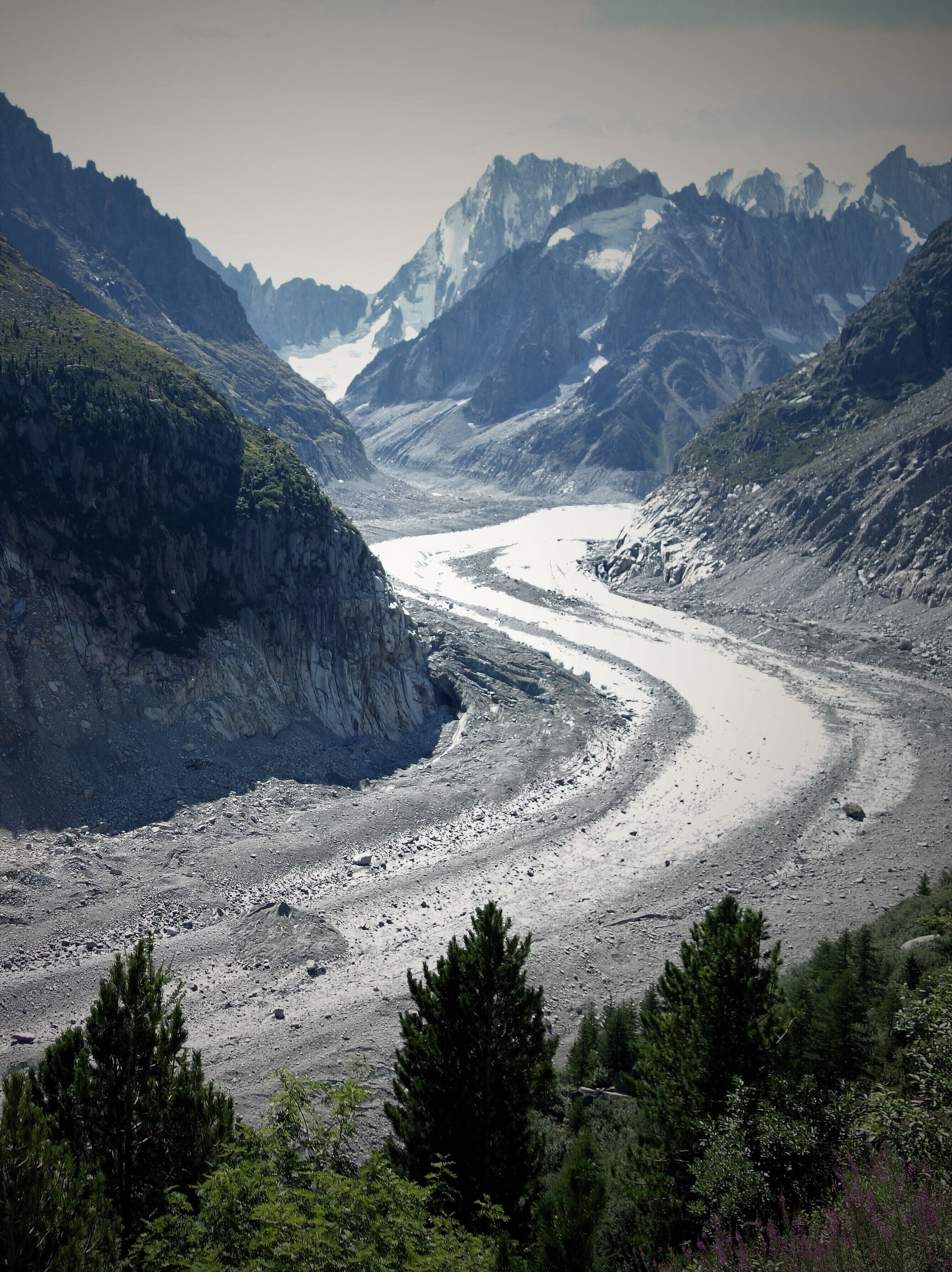 The "Mer de Glace", on the north side of Mont Blanc, is a glacier of 7 kilometres long and 200 metres deep. This makes it the largest glacier in France and the second longest glacier in the Alps. But the Mer de Glace is one of the places where the impact of climate change is very noticeable. In the 20th century the glacier lost 120 metres in thickness and now a river of rocks and boulders flows alongside the ice layer.
The French president Macron, who visited the site this week (February 2020), wants the Mer de Glace to be declared a protected nature area.