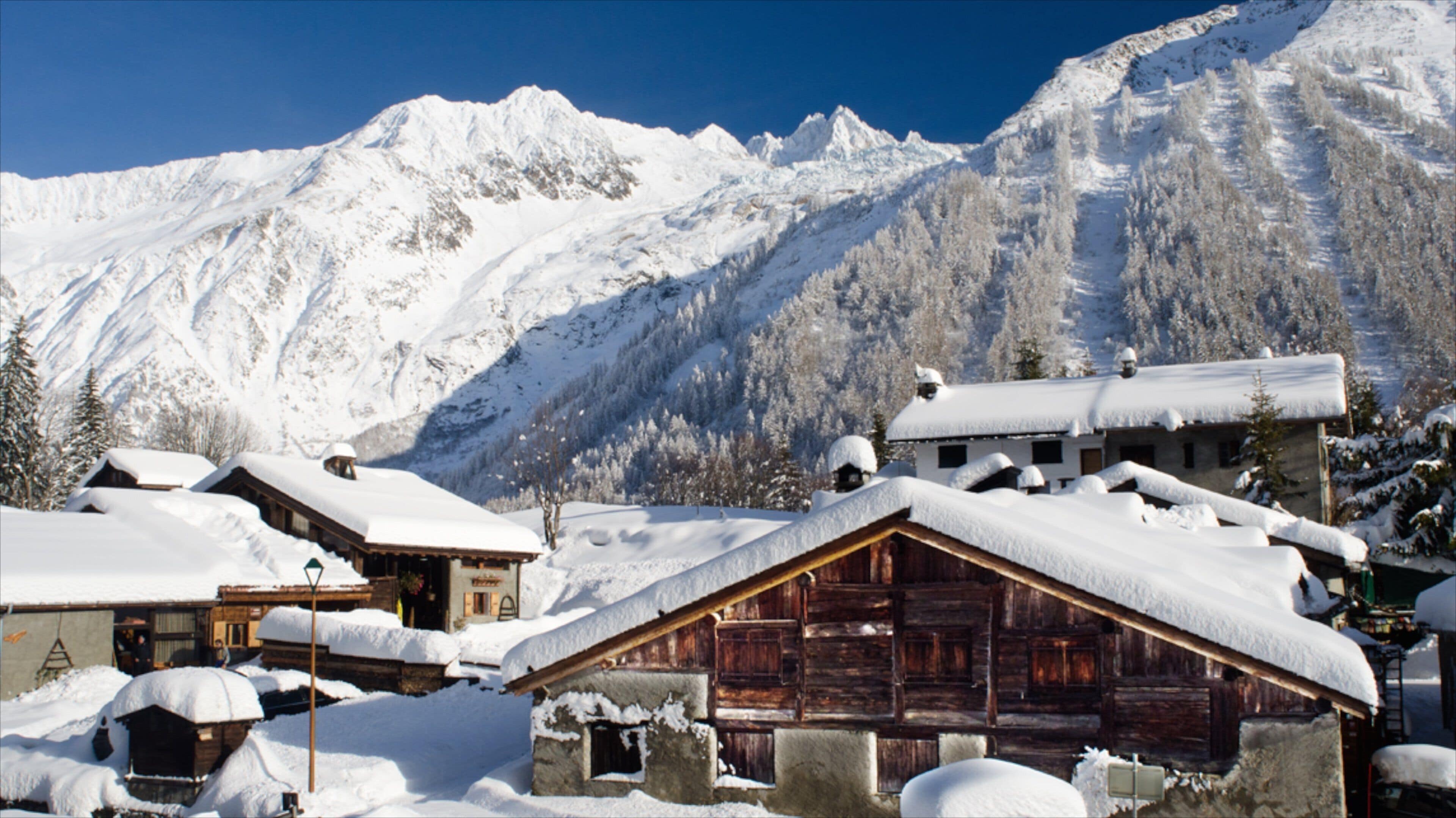 Chamonix-Mont-Blanc ofreciendo una casa, nieve y montañas