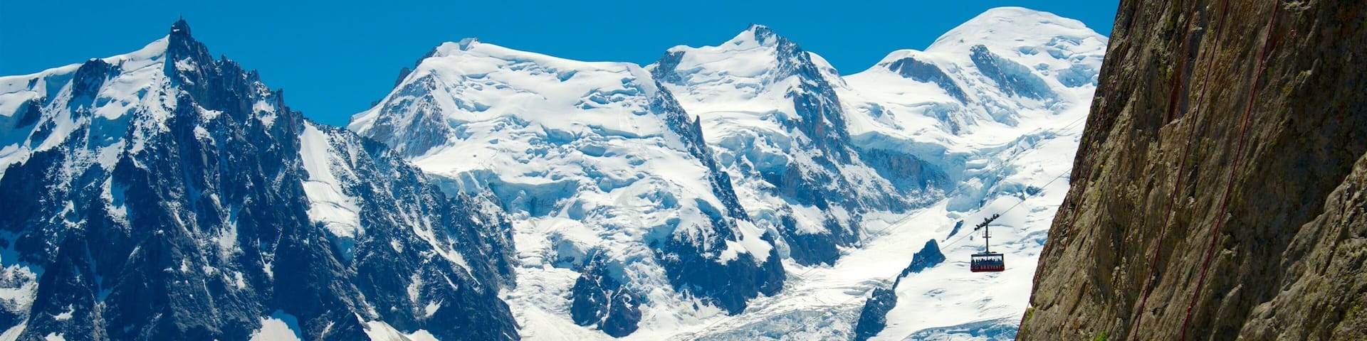 Chamonix mit einem Schnee und Berge
