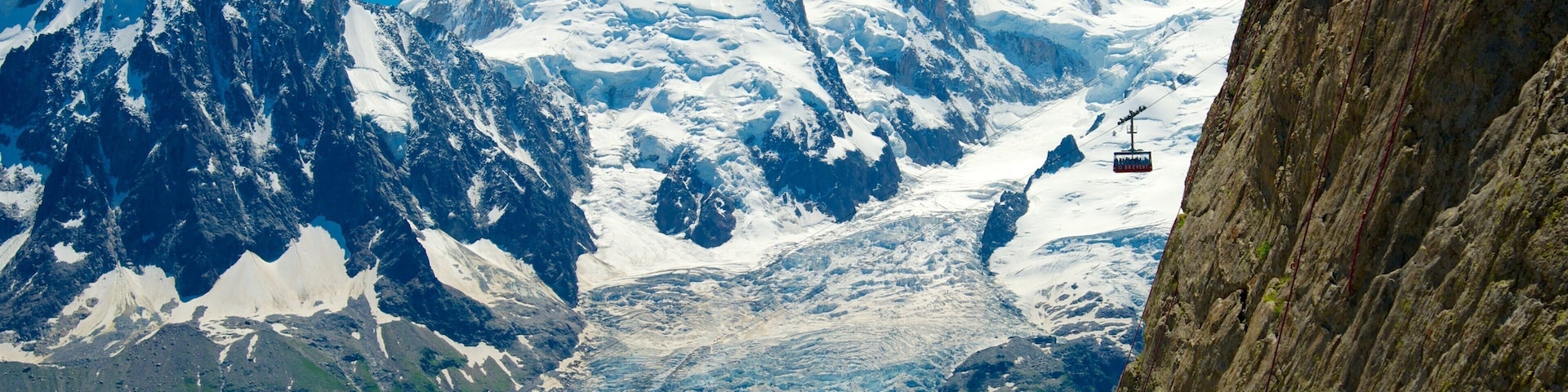 Chamonix-Mont-Blanc showing mountains and snow