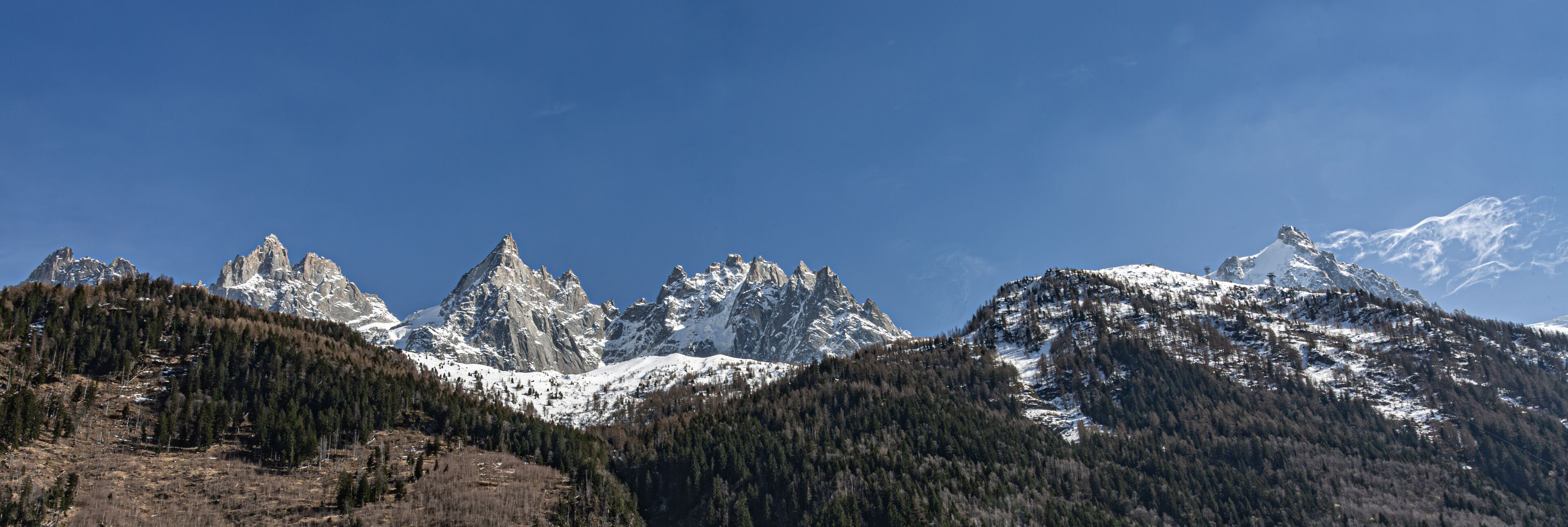 Chamonix-Mont-Blanc, Les Aiguilles de Chamonix (à droite, l'Aiguille du Midi, 3842m)