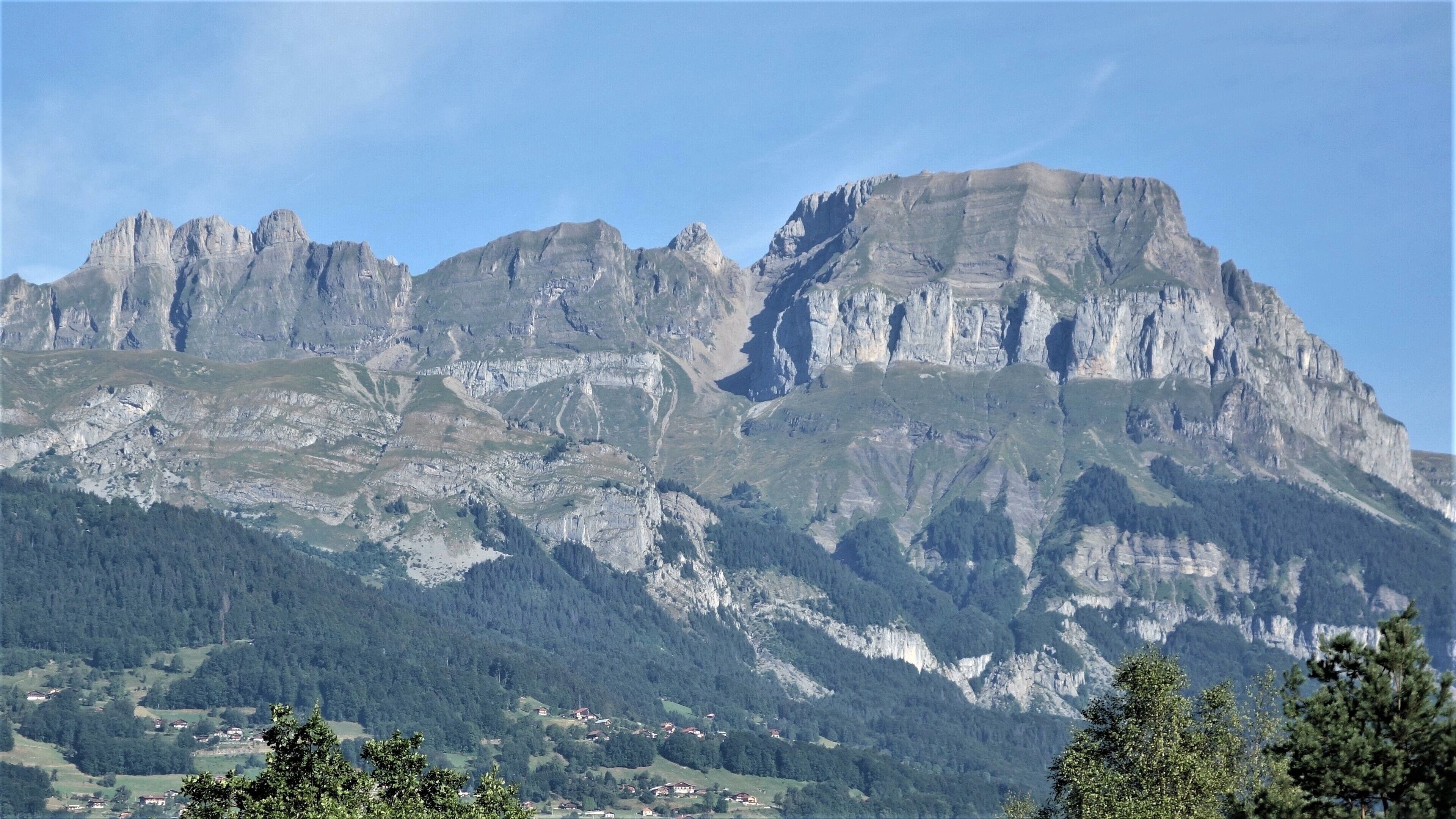 A rack and pinion railway brings you to from Chamonix to the Montenvers site (and the ‘Mer de Glace’ glacier) at 1913 m, offering beautiful views along the route.  #Nature