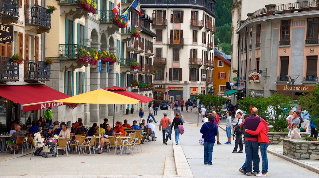Chamonix-Mont-Blanc que incluye una ciudad, escenas de café y escenas urbanas