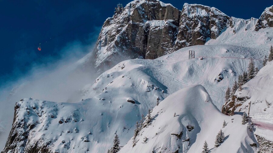 The very top of Le Brevent. There are two cable case leading to the top of this mountain. this photos was taken only half way up. An great ski area that starts right in the centre of Chamonix.
#Snow