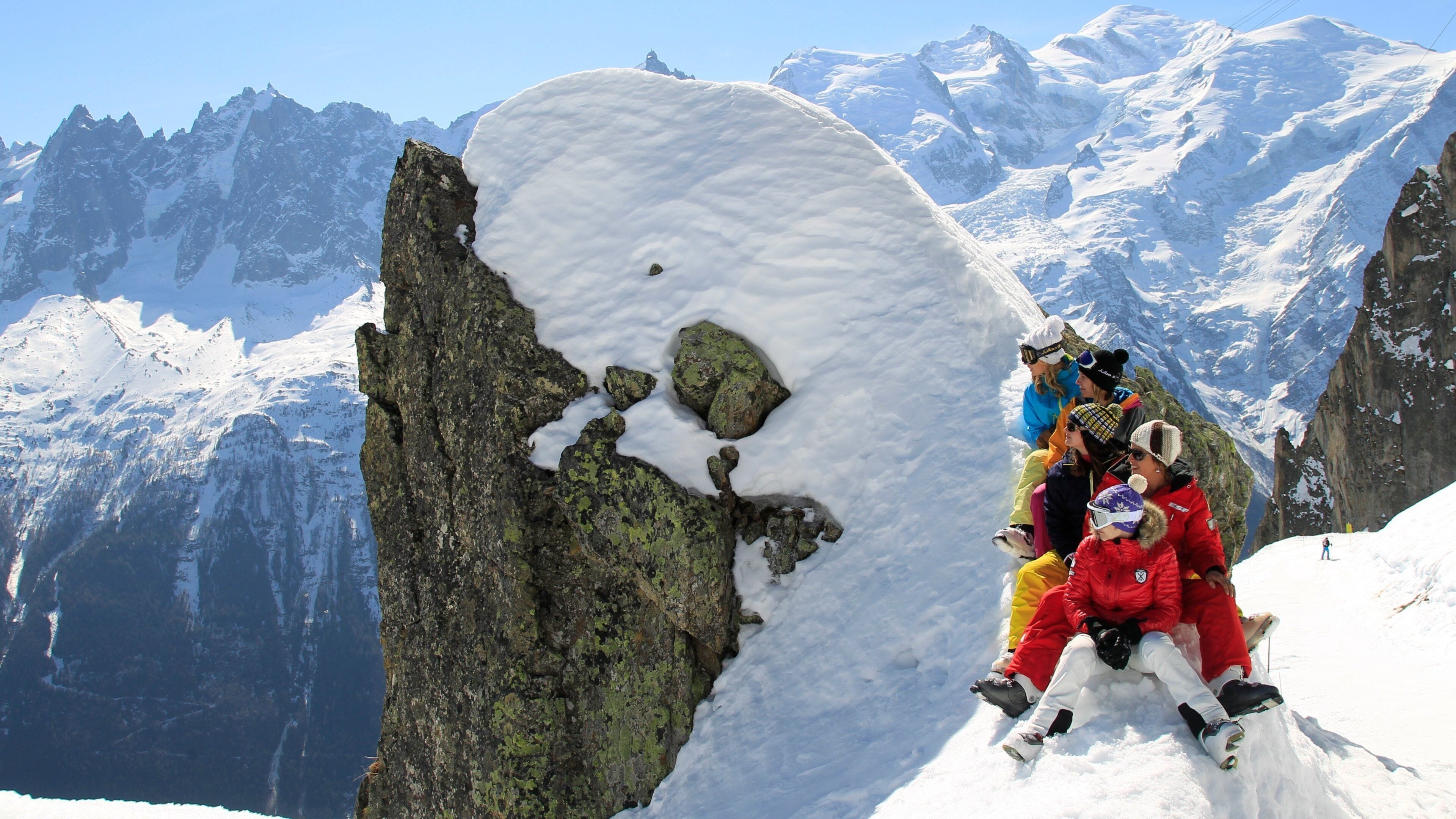 Chamonix das einen Berge und Schnee sowie kleine Menschengruppe