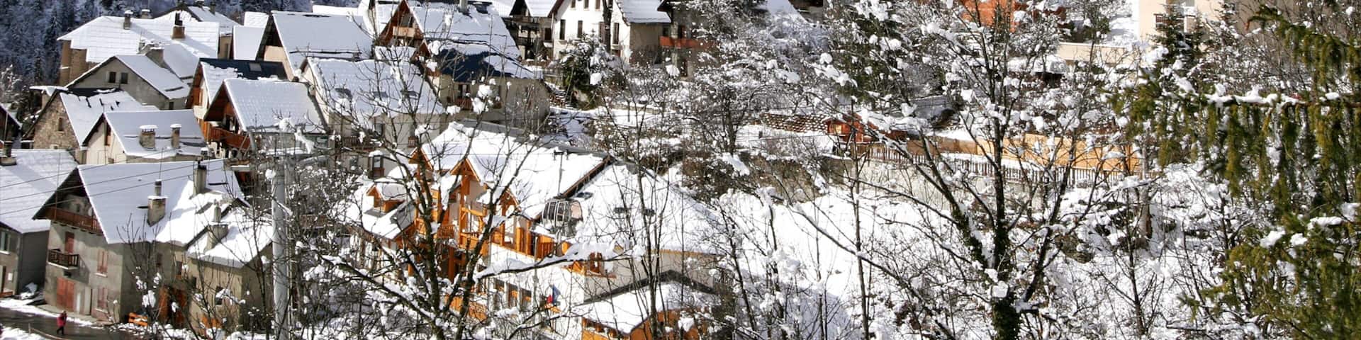 Station de ski Les Deux Alpes mettant en vedette neige et petite ville ou village