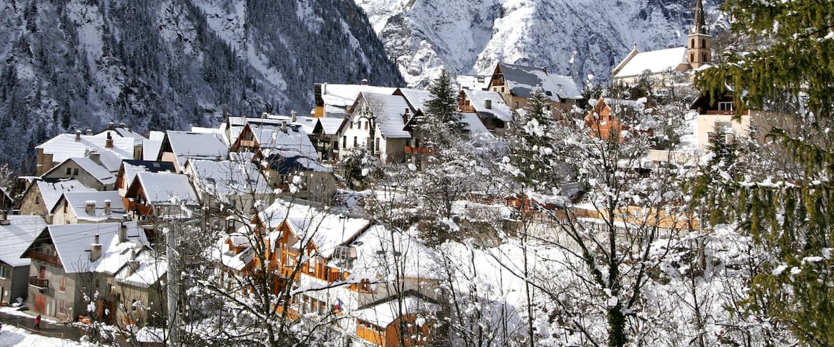 Alpes du Nord showing snow and a small town or village