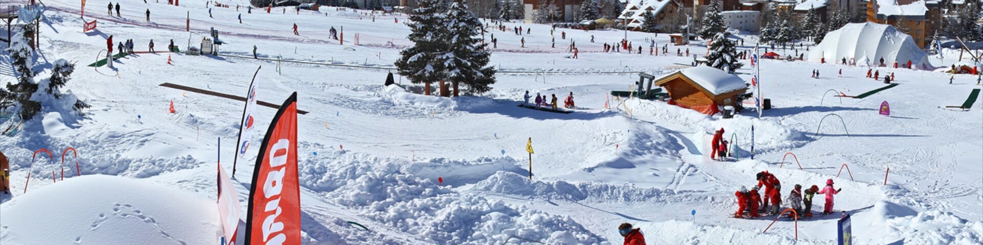 Les 2 Alpes showing snow as well as a small group of people