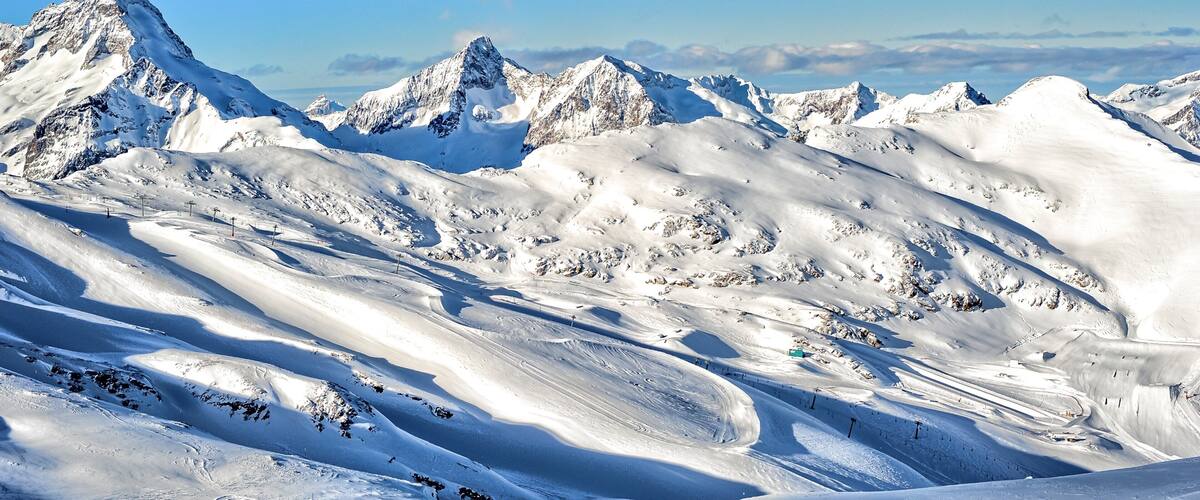 Les Deux Alpes Ski Resort which includes mountains and snow