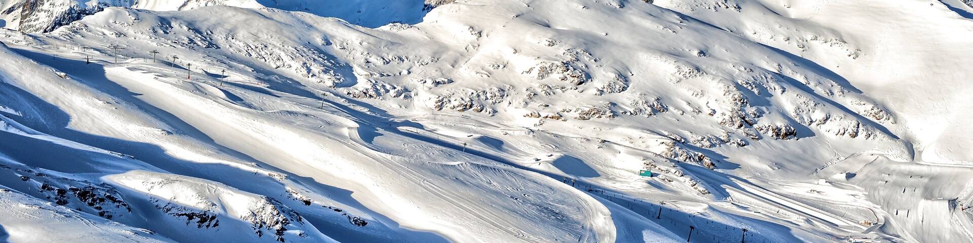Les Deux Alpes Ski Resort which includes mountains and snow