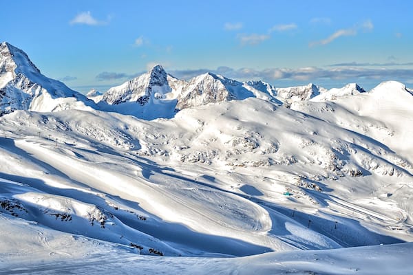 Les Deux Alpes Ski Resort which includes mountains and snow
