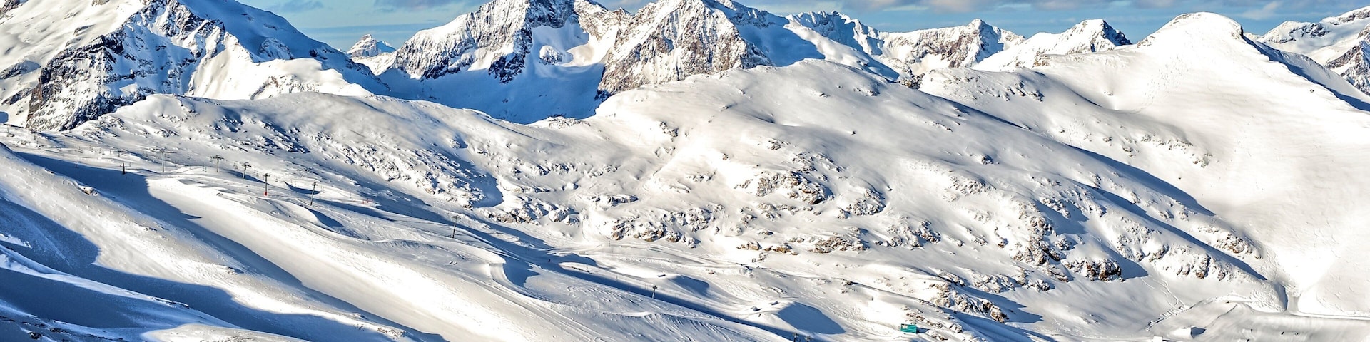 Les Deux Alpes Ski Resort which includes mountains and snow