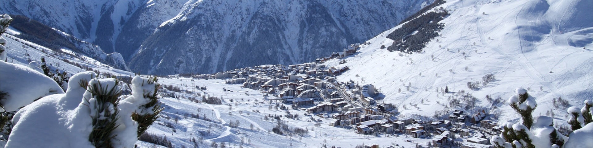 Les 2 Alpes showing mountains and snow