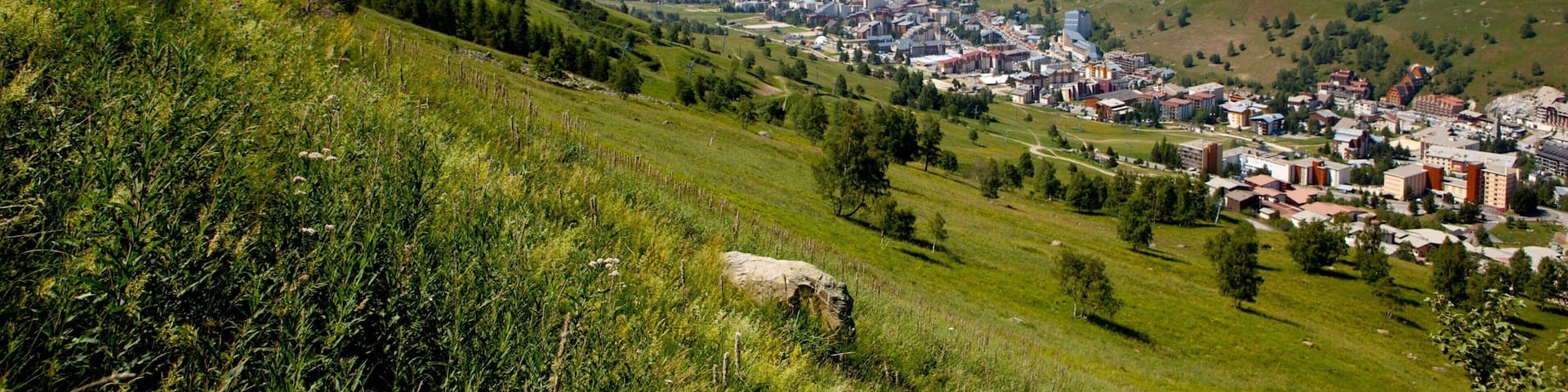 Les 2 Alpes which includes mountains and a small town or village