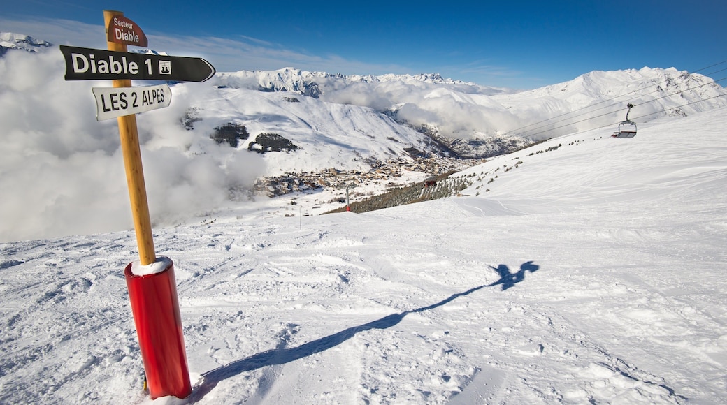 Les 2 Alpes featuring signage and snow