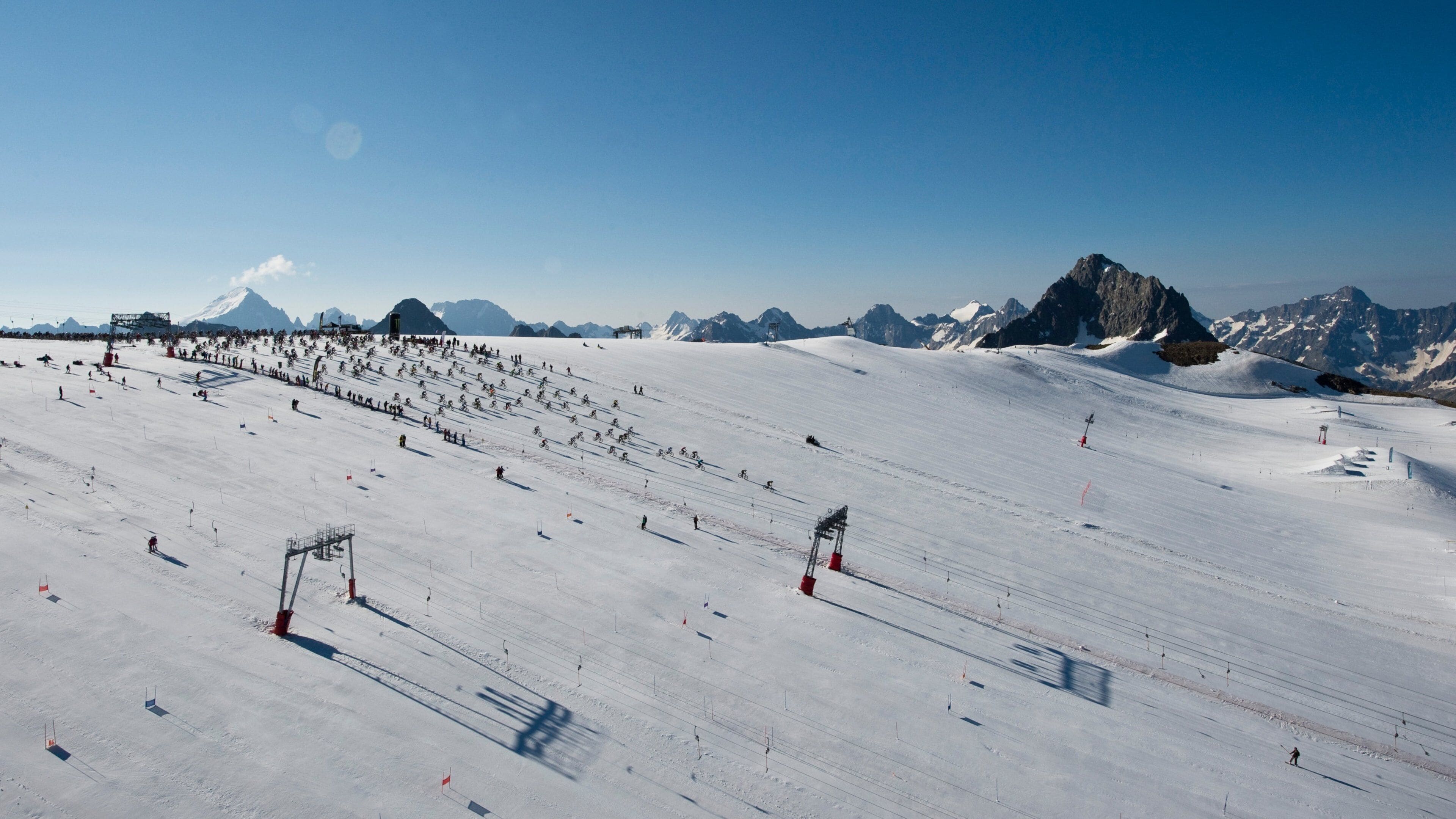 Les 2 Alpes which includes snow and mountains