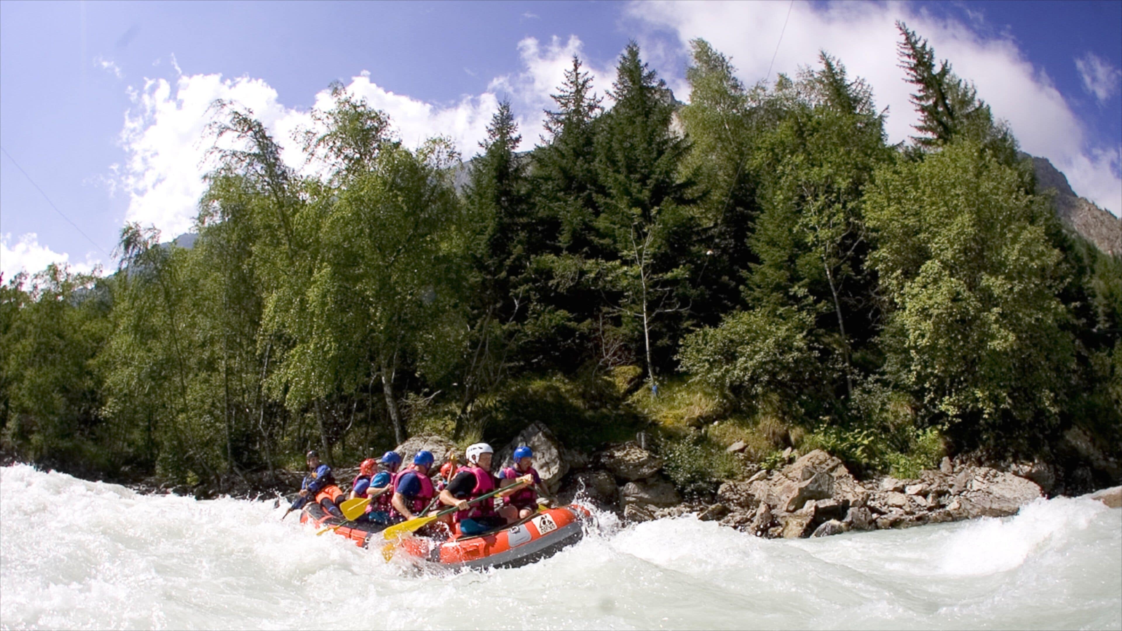 Les 2 Alpes which includes rapids and rafting