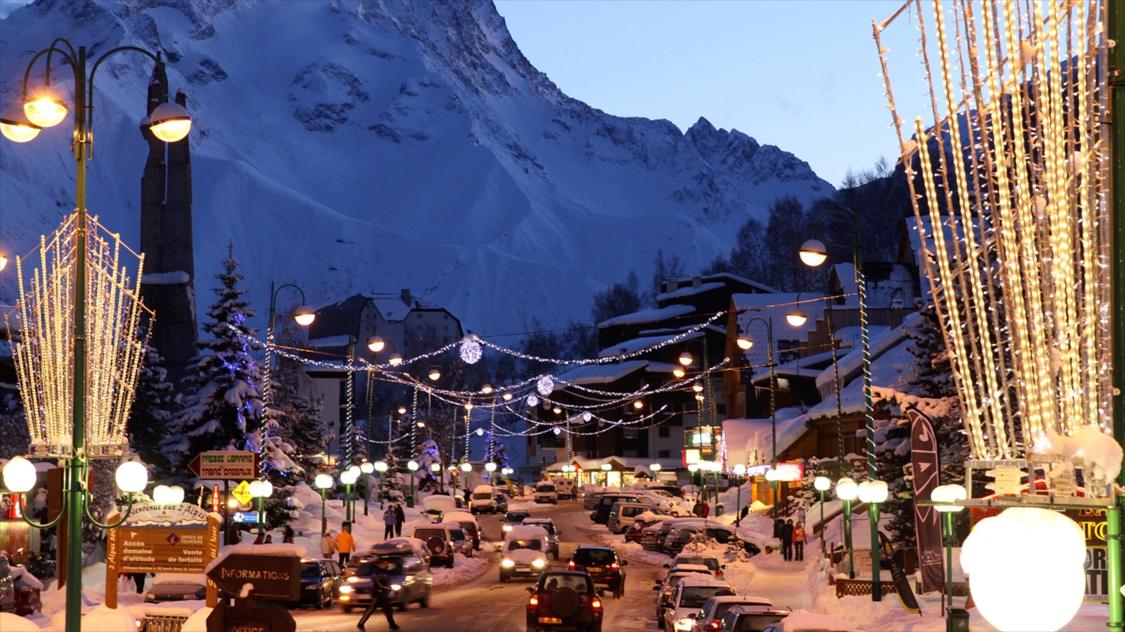 Les 2 Alpes which includes snow, night scenes and mountains