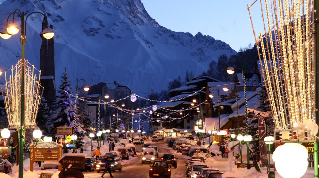 Les 2 Alpes which includes snow, night scenes and mountains