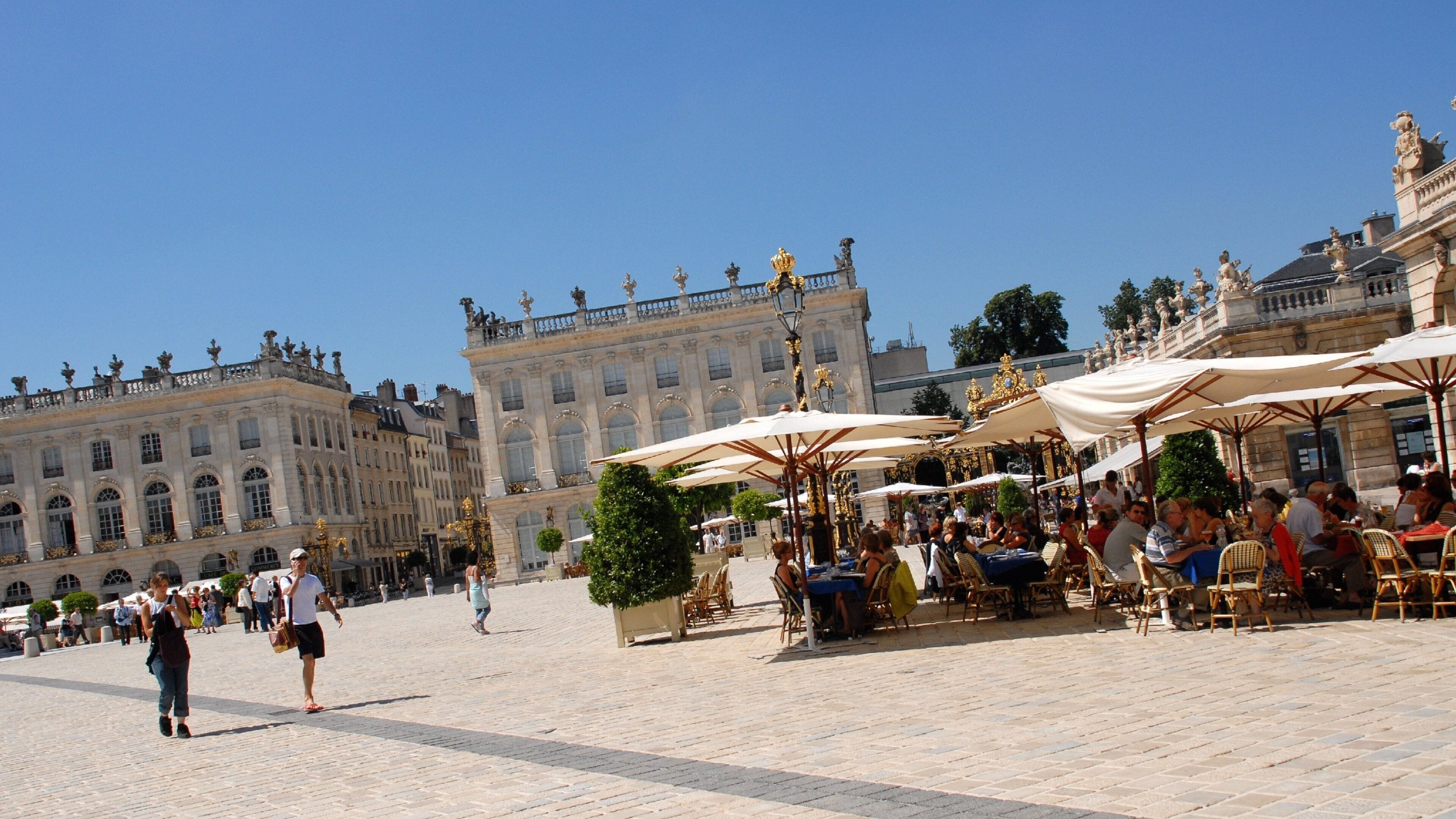 Nancy mostrando un parque o plaza, una ciudad y comer al aire libre