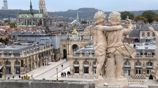 Meurthe-et-Moselle bevat een stad, historische architectuur en een standbeeld of beeldhouwwerk