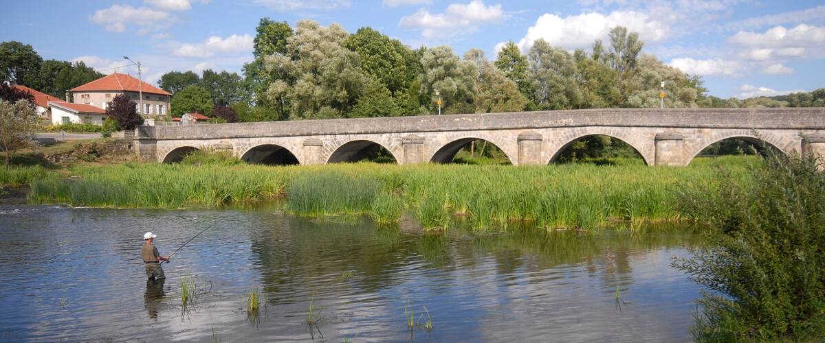 法國默爾特 - 摩澤爾 呈现出 橋樑, 釣魚 和 湖泊或水池