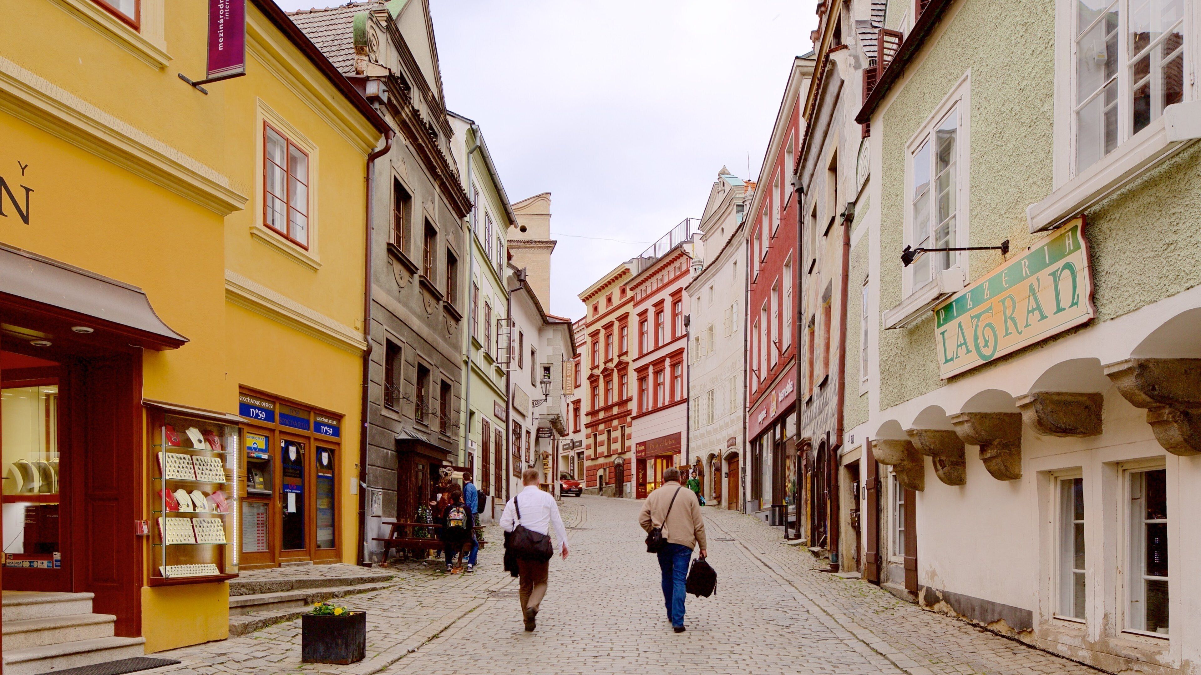 Boemia Meridionale che include città e strade cosi come un piccolo gruppo di persone