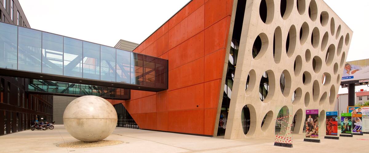 Plzen showing modern architecture and theater scenes