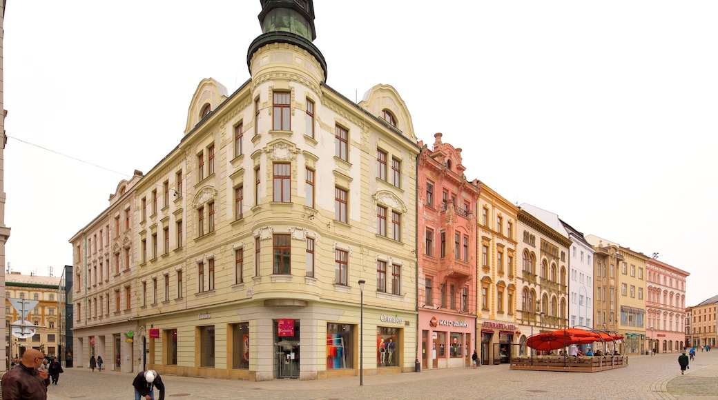 Olomouc som visar ett torg och en stad