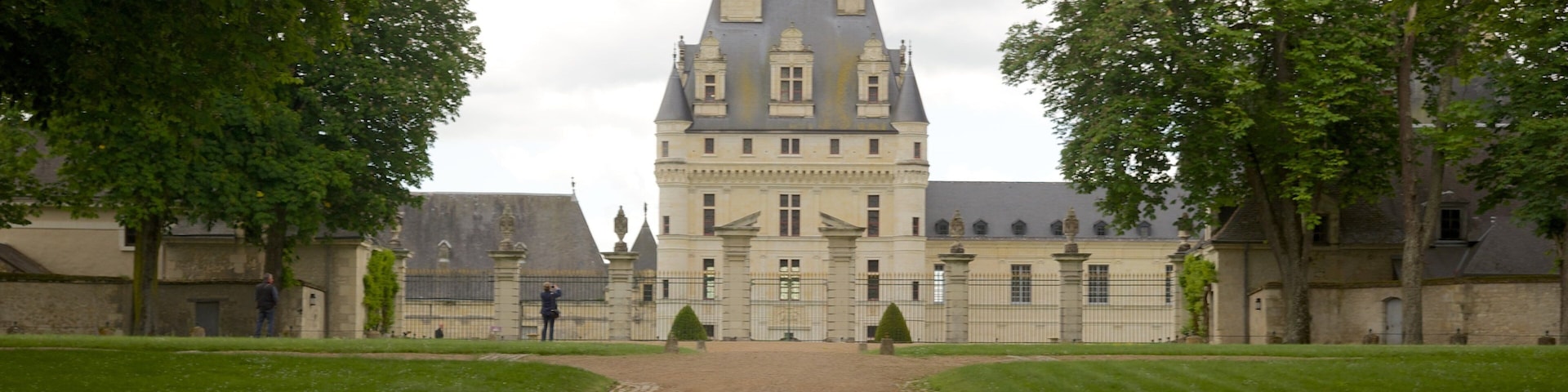 Indre which includes a garden and heritage elements