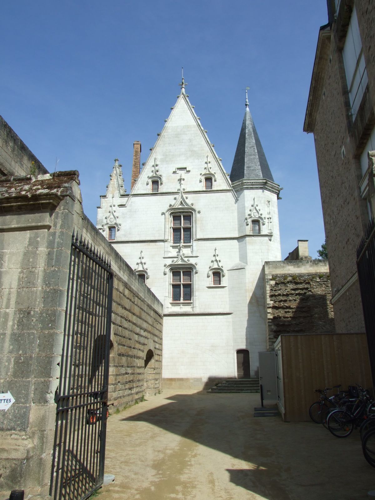Inside the the courtyard of the château.
#architecture