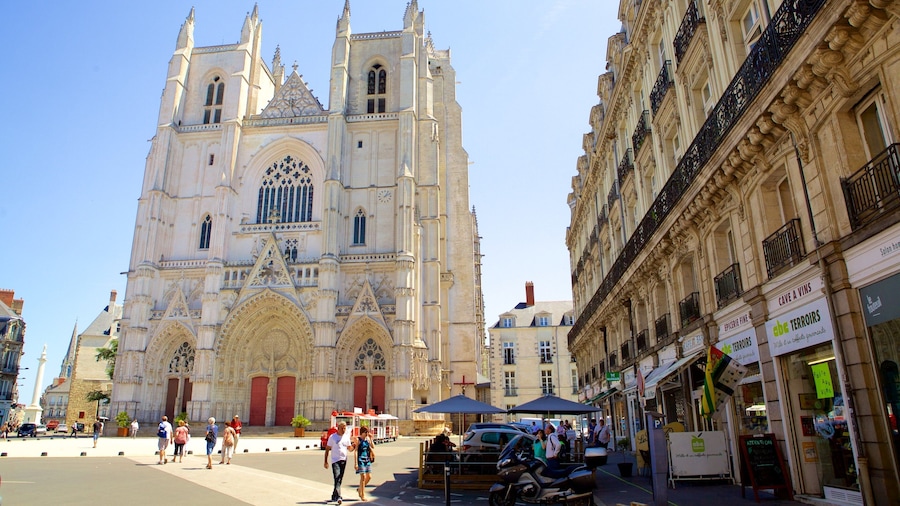 Nantes featuring heritage elements, a church or cathedral and heritage architecture
