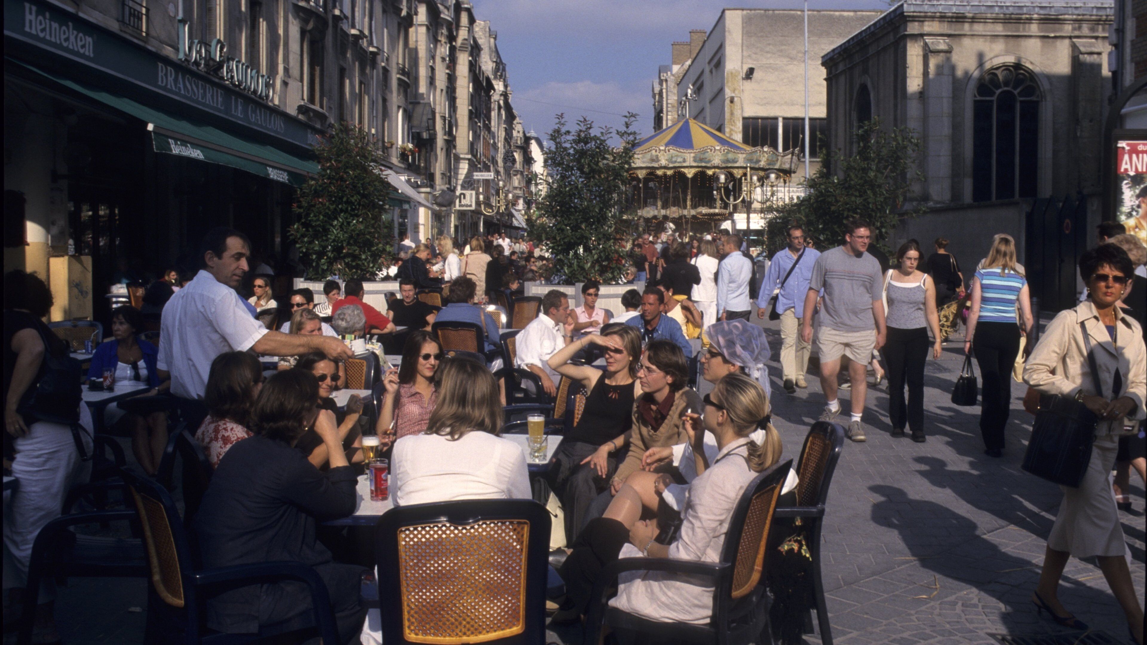 Marne which includes cafe lifestyle, a city and street scenes
