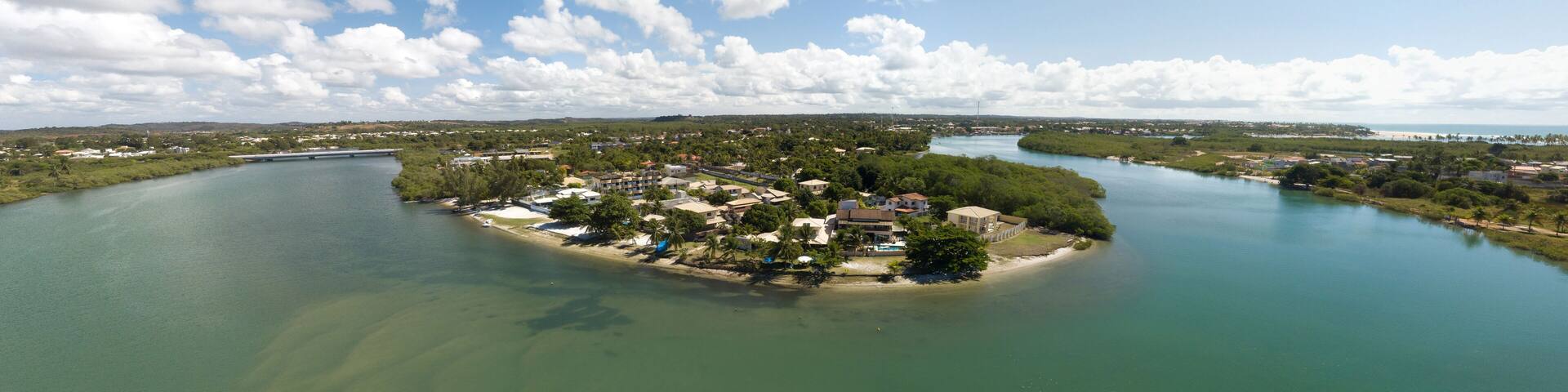 Vista panorâmica da Barra do Jacuípe, praia localizada no litoral do município de Camaçari, na Bahia, Brasil, Imagem capturada acima do rio Capivara