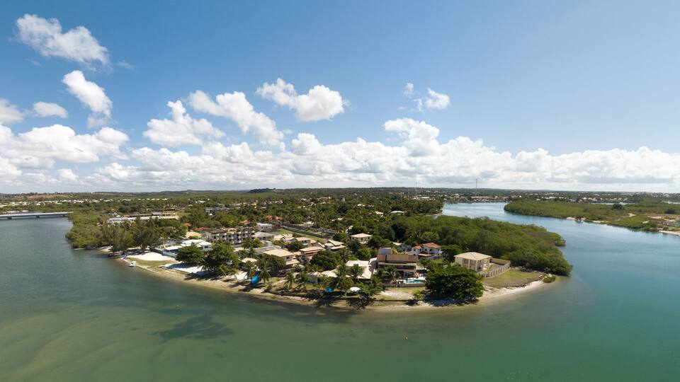 Vista panorâmica da Barra do Jacuípe, praia localizada no litoral do município de Camaçari, na Bahia, Brasil, Imagem capturada acima do rio Capivara