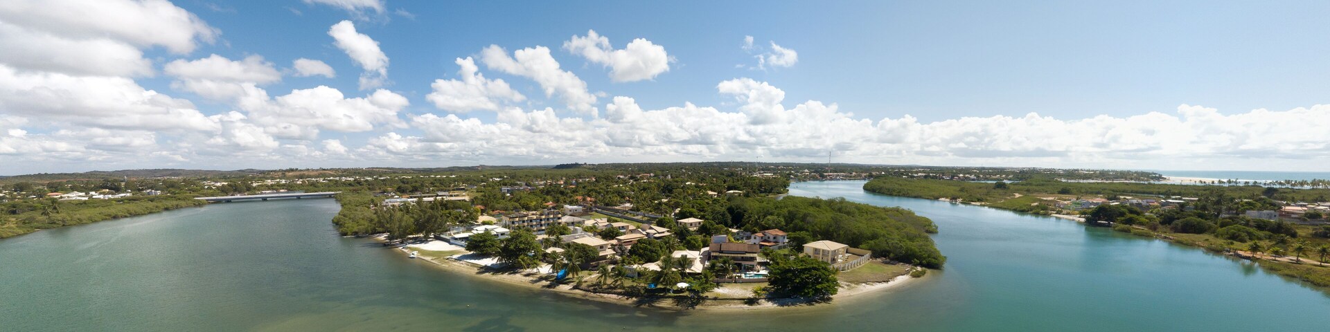 Vista panorâmica da Barra do Jacuípe, praia localizada no litoral do município de Camaçari, na Bahia, Brasil, Imagem capturada acima do rio Capivara