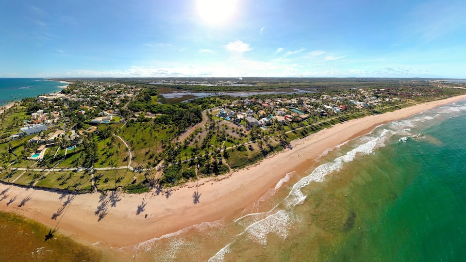 Imagem Aérea da praia de Guarajuba, localizada a 42 km de Salvador, no município de Camaçari, Brasil